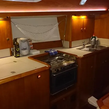 Dockside Yacht Lodging