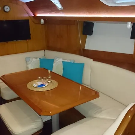 Dockside Yacht Lodging Πλωτό κατάλυμα
