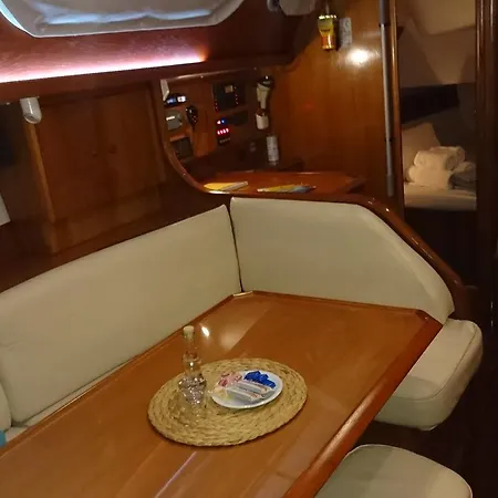 Dockside Yacht Lodging
