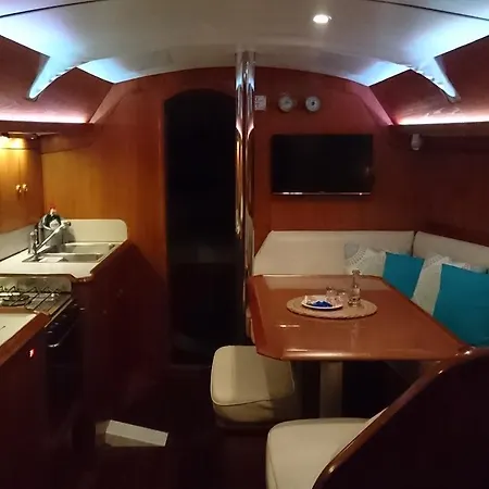Dockside Yacht Lodging Botel *
