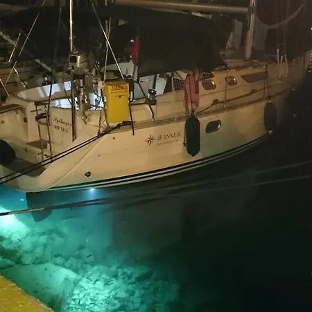 Botel Dockside Yacht Lodging