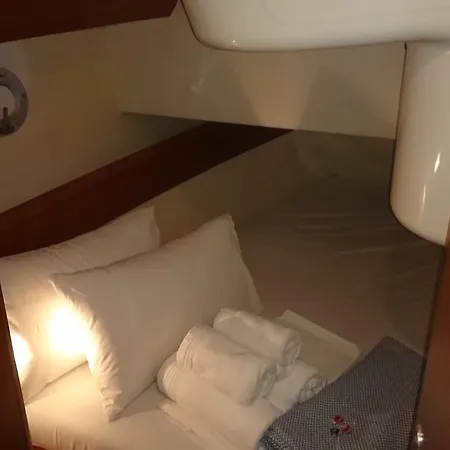 Dockside Yacht Lodging Botel Kallithea (Chalkidiki)